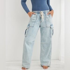 Aerie Wide Leg Cargo Jeans Women Size M Light Wash Soft Distressed Stretch Denim